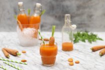 Succo di carota rinfrescante su marmo — Foto stock