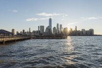 EUA, Nova York, Manhattan, Nova Jersey, paisagem urbana ao pôr do sol — Fotografia de Stock