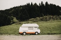Франция, караван на обочине — стоковое фото