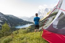 Österreich, Tirol, Wanderer am Zelt in den Bergen, Blick auf den Seebensee — Stockfoto
