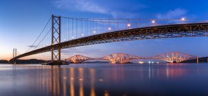 UK, Scotland, Fife, Edinburgh, Firth of Forth estuary, Forth Bridge and Forth Road Bridge at sunset — Stock Photo