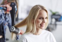 Портрет щасливої жінки в перукарні — стокове фото