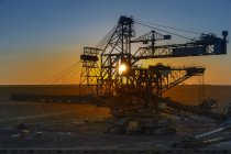 Germania, Renania Settentrionale-Vestfalia, Juechen, miniera di superficie Garzweiler, impilatore al tramonto — Foto stock