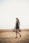 Giovane donna in campagna utilizzando drone — Foto stock