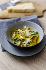 Ravioli vegani con foglie di salvia, pinoli e grana — Foto stock