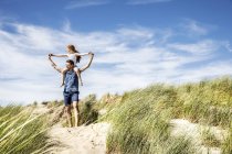 Paesi Bassi, Zandvoort, padre che porta la figlia sulle spalle nelle dune della spiaggia — Foto stock