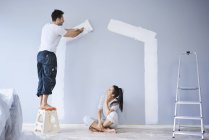 Пара покраски дома формы на стене в новой квартире — стоковое фото