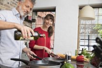 Coppia in cucina, preparazione cibo insiemealtri — Foto stock