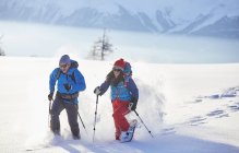 Autriche, Tyrol, randonneurs en raquettes à neige — Photo de stock