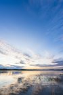 Finnland, Lappland, Dämmerung über dem atemberaubenden See — Stockfoto