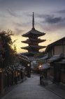Giappone, Kyoto, Gion, Alley e tempio al tramonto — Foto stock