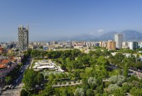 Albanie, Tirana, Vue du Sky Tower au parc Rinia et au centre-ville — Photo de stock