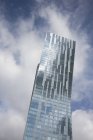 Pologne, Varsovie, partie de la façade en verre de la tour d'appartement moderne — Photo de stock