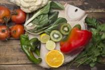 Verschiedenes Obst und Gemüse mit Vitamin C auf Holz — Stockfoto