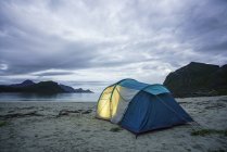 Norvegia, Lapponia, Tenda su una spiaggia nel fiordo — Foto stock
