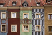 Pologne, Poznan, rangée de maisons colorées dans la vieille ville, vue partielle — Photo de stock