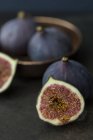 Sliced and whole fresh figs — Stock Photo
