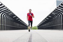 Homem correndo em uma ponte — Fotografia de Stock
