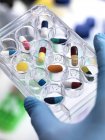 Pesquisa Farmacêutica, Cientista segurando uma placa de vários poços contendo drogas a serem testadas em laboratório — Fotografia de Stock
