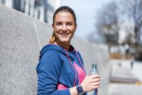 Sorrindo jovem mulher ter uma pausa de exercício — Fotografia de Stock