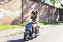 Coppia scooter a motore in estate — Foto stock