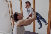 Мати грає з сином вдома — стокове фото