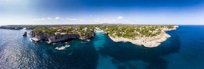 Spagna, Isole Baleari, Maiorca, Veduta aerea della baia Cala Santanyi, spiaggia e Roca Fesa — Foto stock