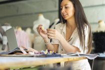 Jeune styliste travaillant dans son atelier — Photo de stock