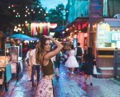 Thaïlande, Bangkok, jeune femme dans la ville dans la rue la nuit — Photo de stock
