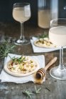 Tarte Flambee con mela, formaggio di capra, cipollotti, rosmarino e noci e Federweisser — Foto stock