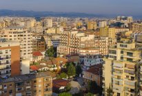 Albania, Tirana, centro de la ciudad durante el día - foto de stock