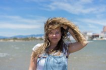 Young woman at the beach, portrait — Stock Photo