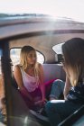 Fotograf fotografiert junge Frau im Auto — Stockfoto