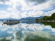 Áustria, Mondsee, Lago Mondsee com barco turístico — Fotografia de Stock