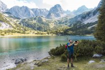Áustria, Tirol, Caminhante levando selfie com smartphone no Lago Seebensee — Fotografia de Stock