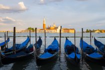 Italia, Venezia, Gondole a San Giorgio Maggiore la sera — Foto stock