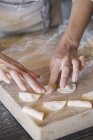 Mujer preparando ravioles en tablero de pastelería - foto de stock
