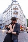 Франция, Париж, влюбленная молодая пара в районе Монмартр — стоковое фото