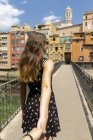 España, Girona, mujer con la mano del hombre caminando por la ciudad - foto de stock