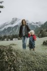 Áustria, Vorarlberg, Mellau, mãe e criança em uma viagem nas montanhas — Fotografia de Stock