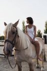 Donna scalza seduta senza sella sul cavallo — Foto stock