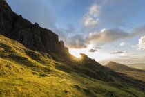 Uk, schottland, innere hebriden, isle of skye, trotternish, quiraing, sonnenaufgang im gefängnis und meall na suiramach — Stockfoto