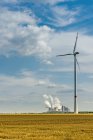 Germania, Grevenbroich, centrale elettrica di Neurath e turbina eolica — Foto stock