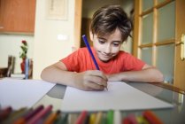 Retrato de sorrindo menina desenho com lápis de cor em casa — Fotografia de Stock