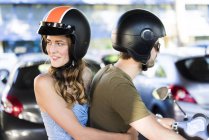 Pareja feliz en moto en la ciudad - foto de stock