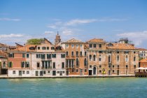 Італія, Венеція, ряд будинків видно з лагуни — стокове фото