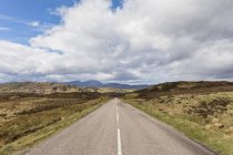 Royaume-Uni, Écosse, Highlands écossais, route A838 traversant les Highlands — Photo de stock