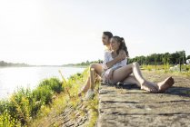 Paar entspannt im Sommer am Ufer — Stockfoto