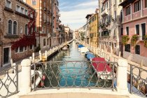 Itália, Veneza, Rio de la Fornace, beco e barcos no canal — Fotografia de Stock