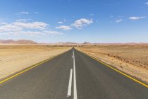 Afrique, Namibie, désert namibien, parc national de Naukluft, route à vide vers Sossusvlei — Photo de stock